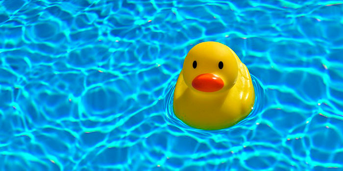 O clorador de sal desinfecta automática e eficazmente a água da piscina sem necessidade de produtos químicos.