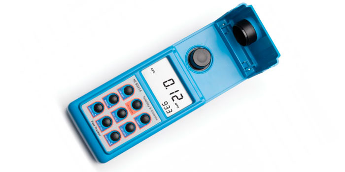 Der Salzchlorinator desinfiziert das Schwimmbadwasser automatisch und effektiv, ohne den Einsatz von Chemikalien.