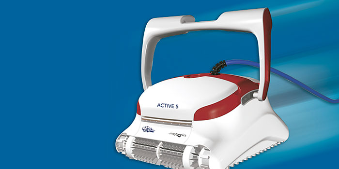 O aspirador de piscinas Dolphin Active X4 permite uma limpeza fiável, cómoda e económica da piscina. O seu método de filtração fiável em todas as condições da piscina e a escovagem ativa em todas as superfícies optimizam a higiene da piscina.